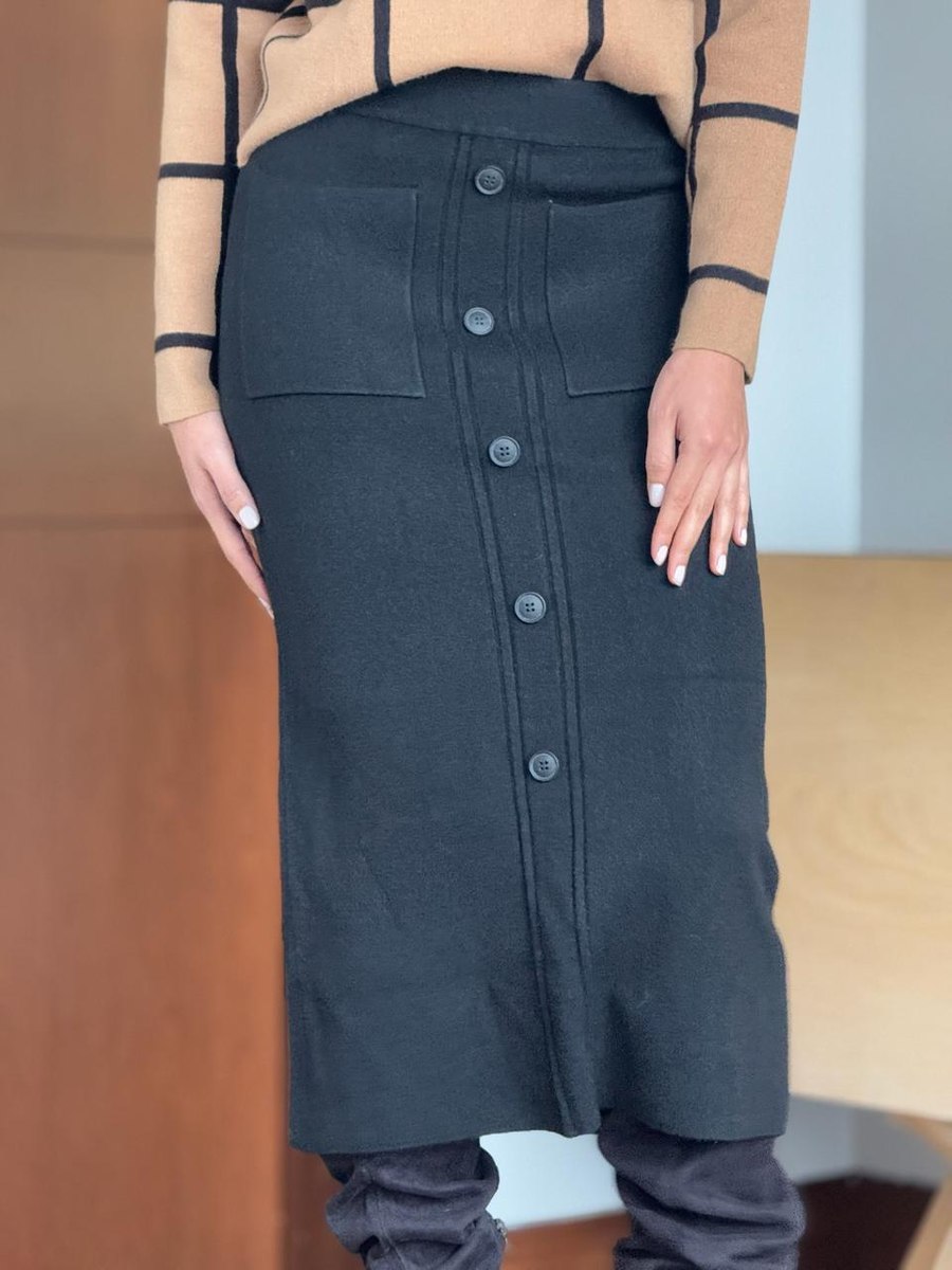 Falda Ariadna gris oscuro con suéter a rayas