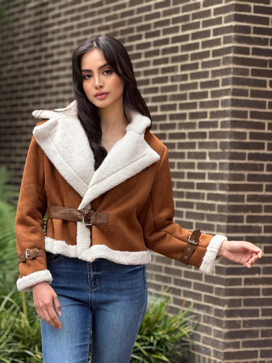 Chaqueta Odile motera en shearling camel, cuerpo completo